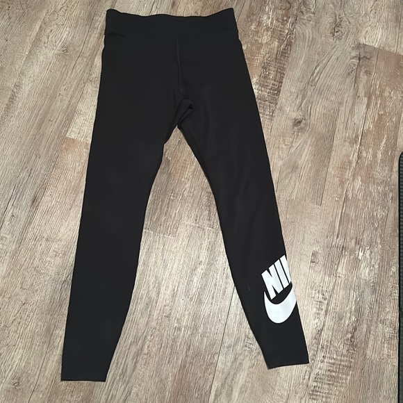 Women’s Nike leggings black size M wore once - Picture 1 of 2